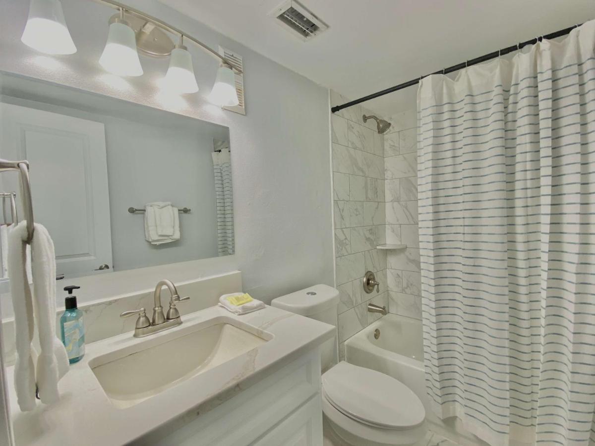 Island Winds East 202 By Albvr - Beautifully Renovated Beachfront Condo & Steps Away From Hangout & More! Gulf Shores Extérieur photo